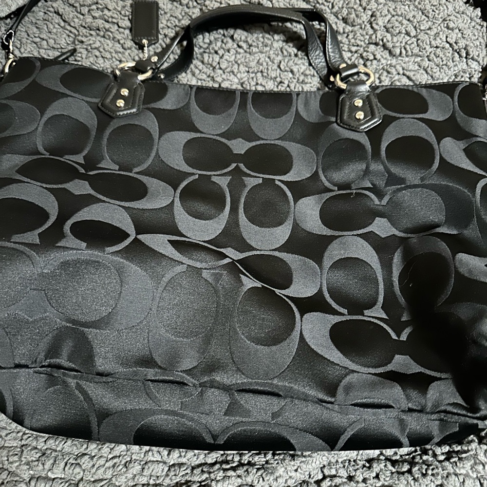 Large coach handbag, long strap and shoulder strap bucket pocket in the front